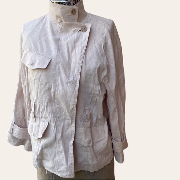 Vince linen blended gorgeous blazer/jacket with great pockets. Beautiful. - Picture 3 of 15